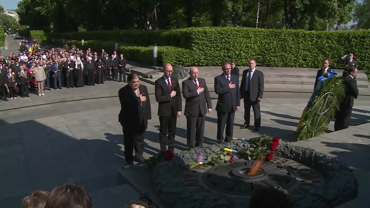 Ukraine: Turchinov and Yatsenyuk lay flowers at eternal flame