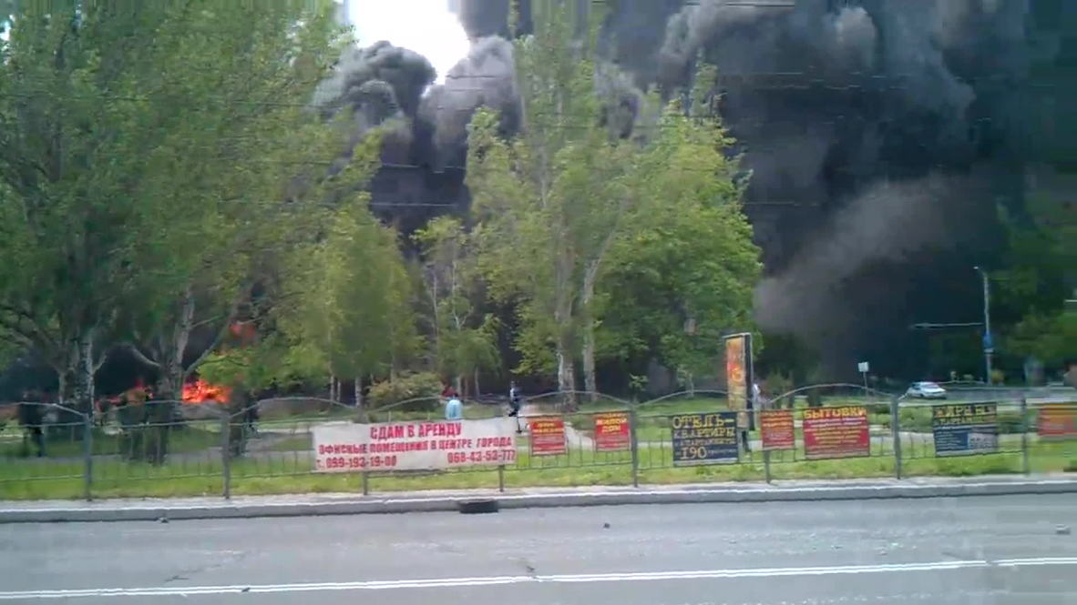 Ukraine: Mariupol burns after fire-fights