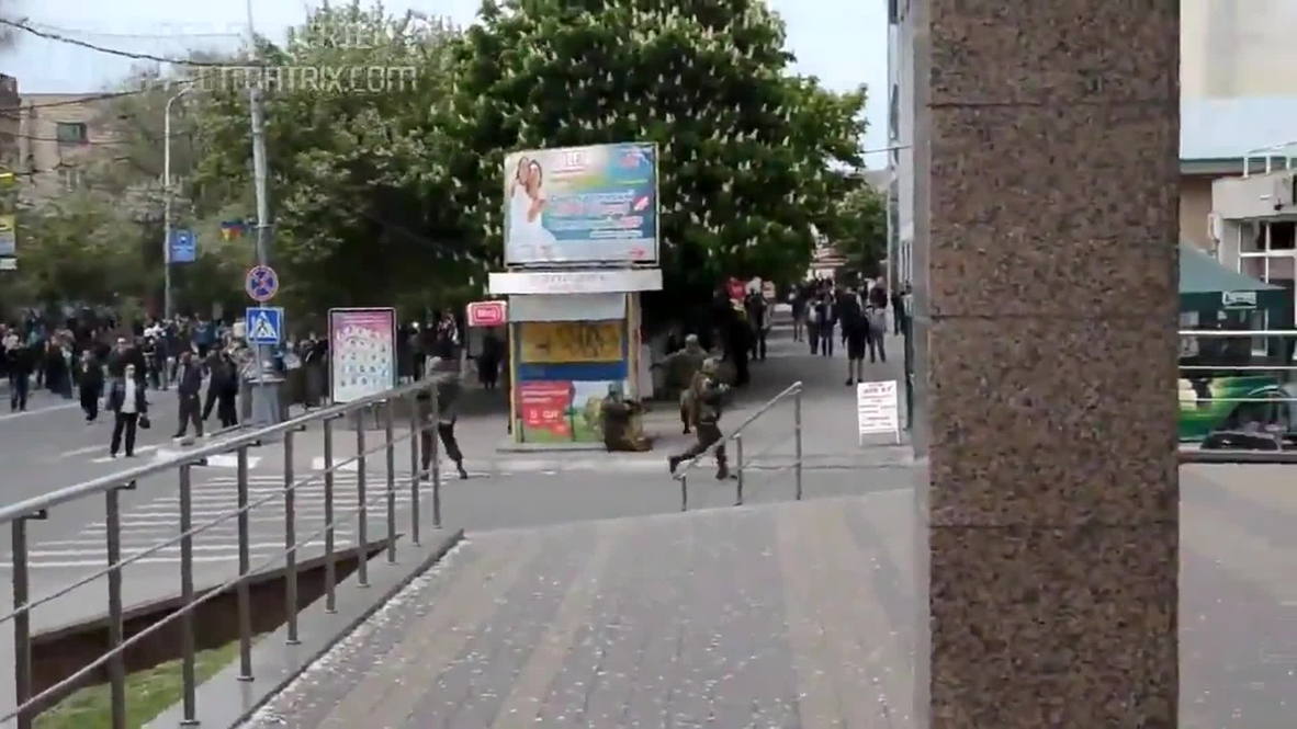 Ukraine: Kiev fighters open fire on unarmed people