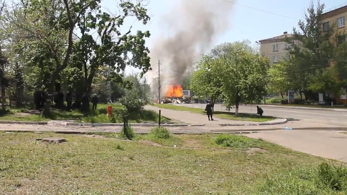 Ukraine: APC bursts into flames in Mariupol