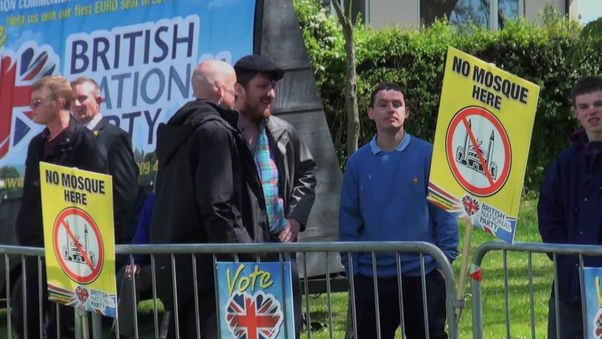England: BNP anti-mosque rally faces off against anti-fascists
