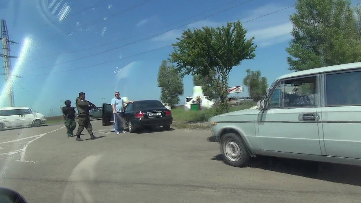Ukraine: Ukrainian army stop and search cars along Mariupol border
