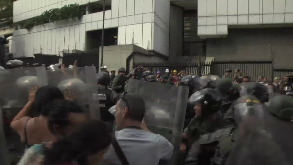 Venezuela: Street battles break out in Caracas