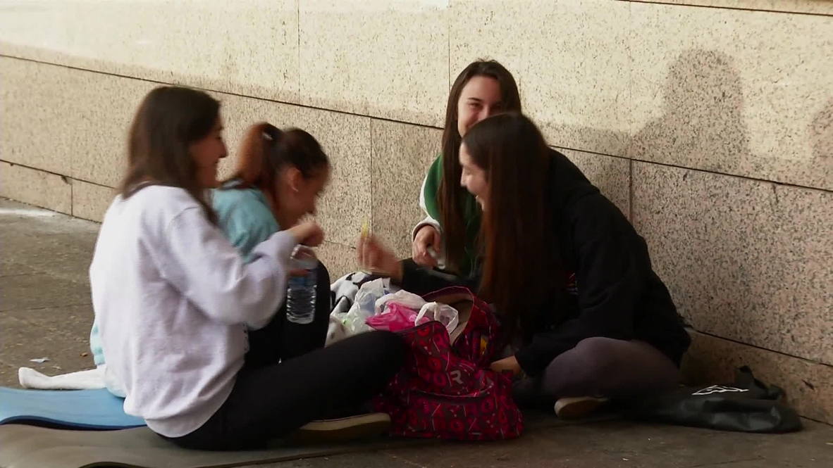 Spain: Girls queue for two months to secure One Directions front-row seats