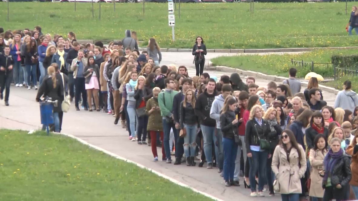 Russia: Justin Timberlake attracts thousands of fans to St. Petersburg