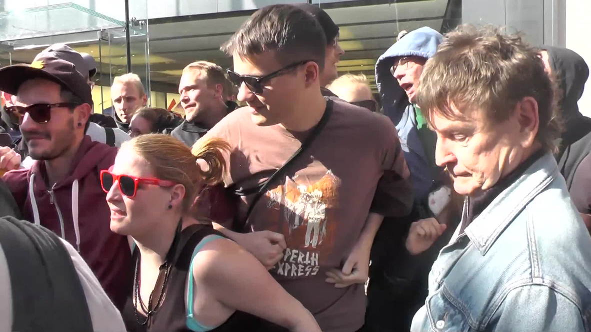 Germany: Protesters mob Apple against exploitation
