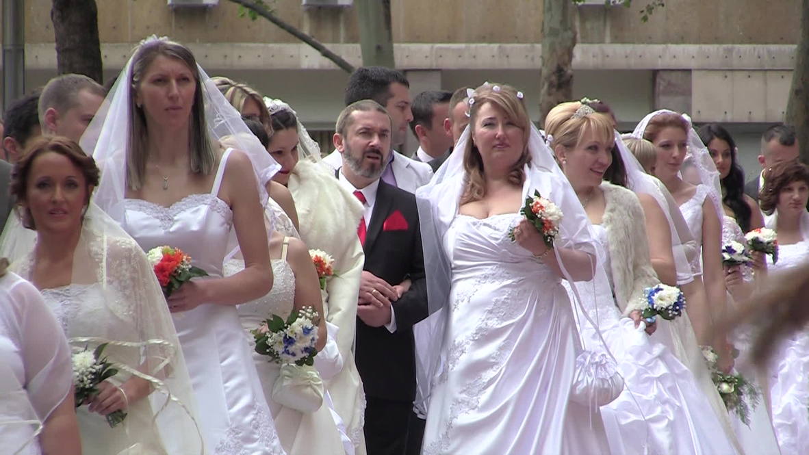 Serbia: Dozens say 'I do' at collective wedding in Belgrade