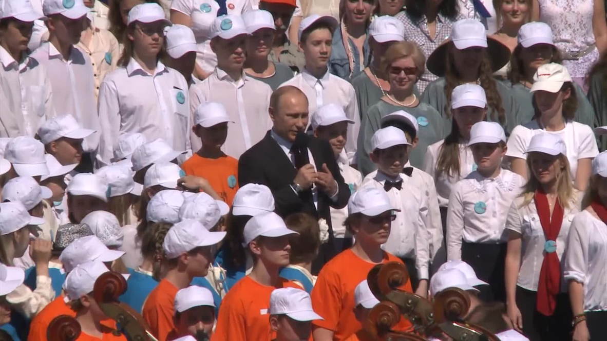 Russia: St. Petersburg choir sing for Putin