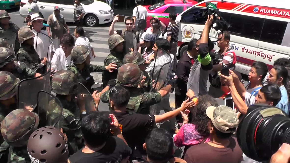 Thailand: Protesters clash with army in Bangkok