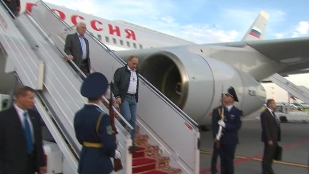 Belarus: Putin and Lukashenko cheer for Russia in Minsk for world hockey finals