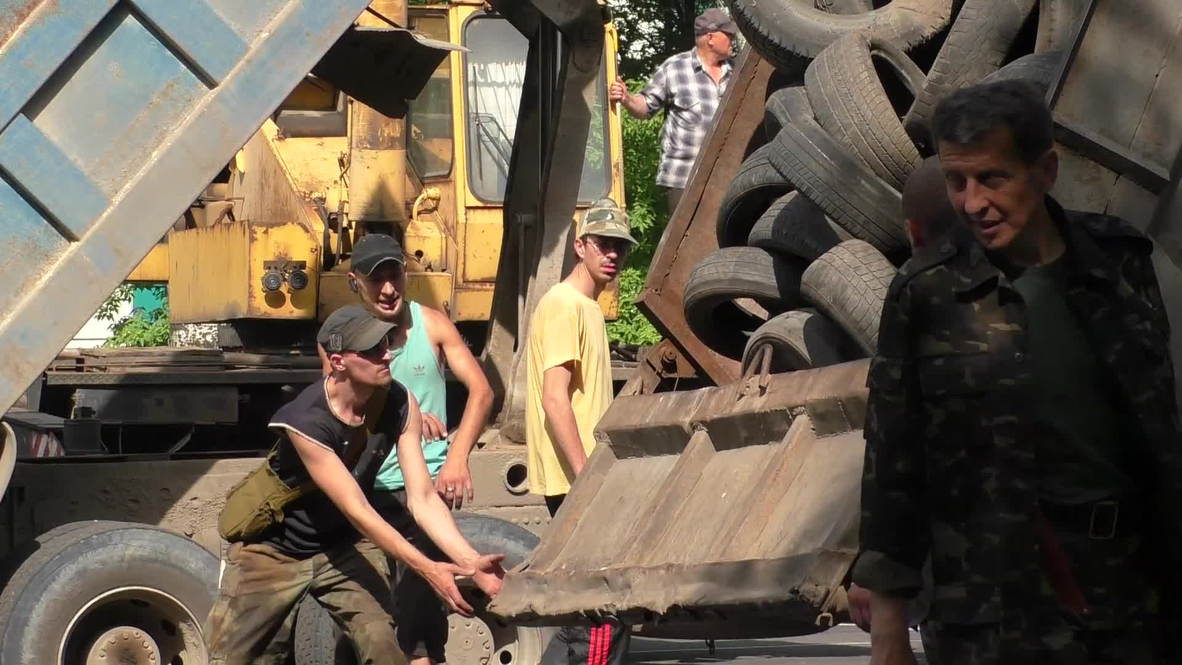 Ukraine: Donetsk residents erect new barricades "to save their own lives"