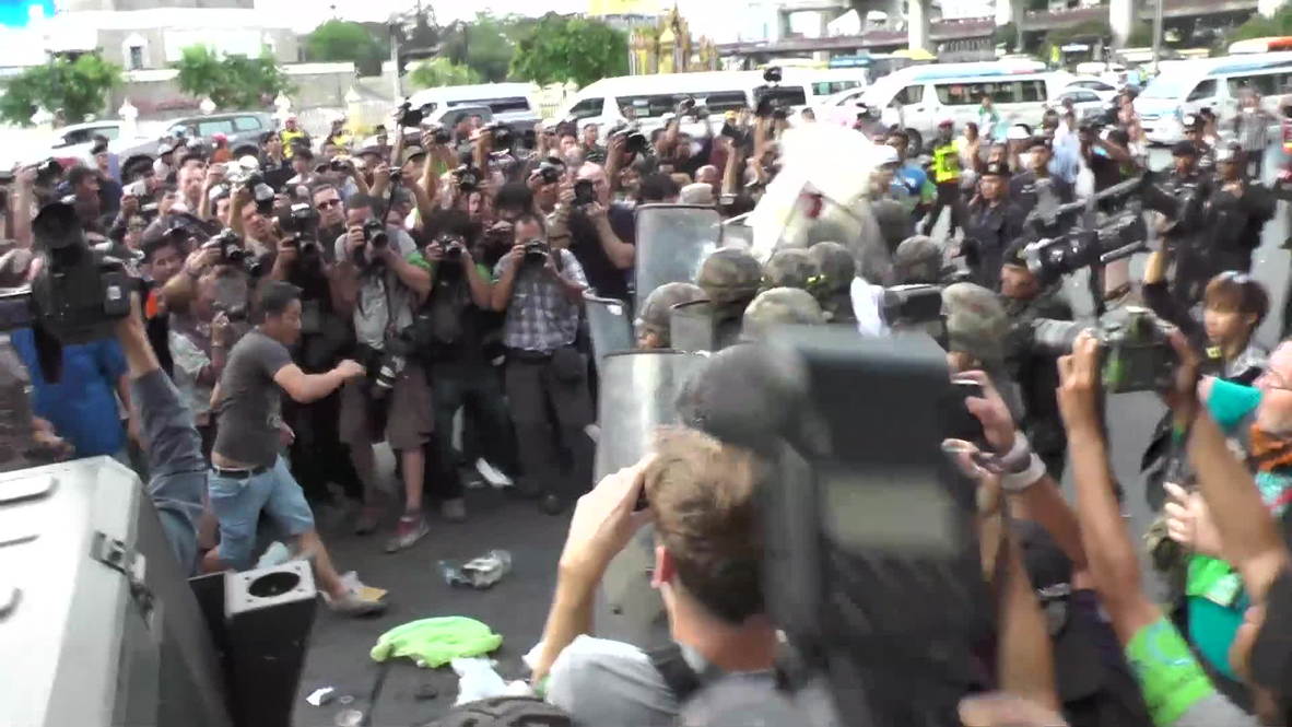 Thailand: Garbage rains down on Army in anti-coup protest