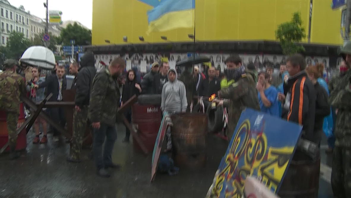 Ukraine: Pro-Maidan activists set barricades alight in Kiev