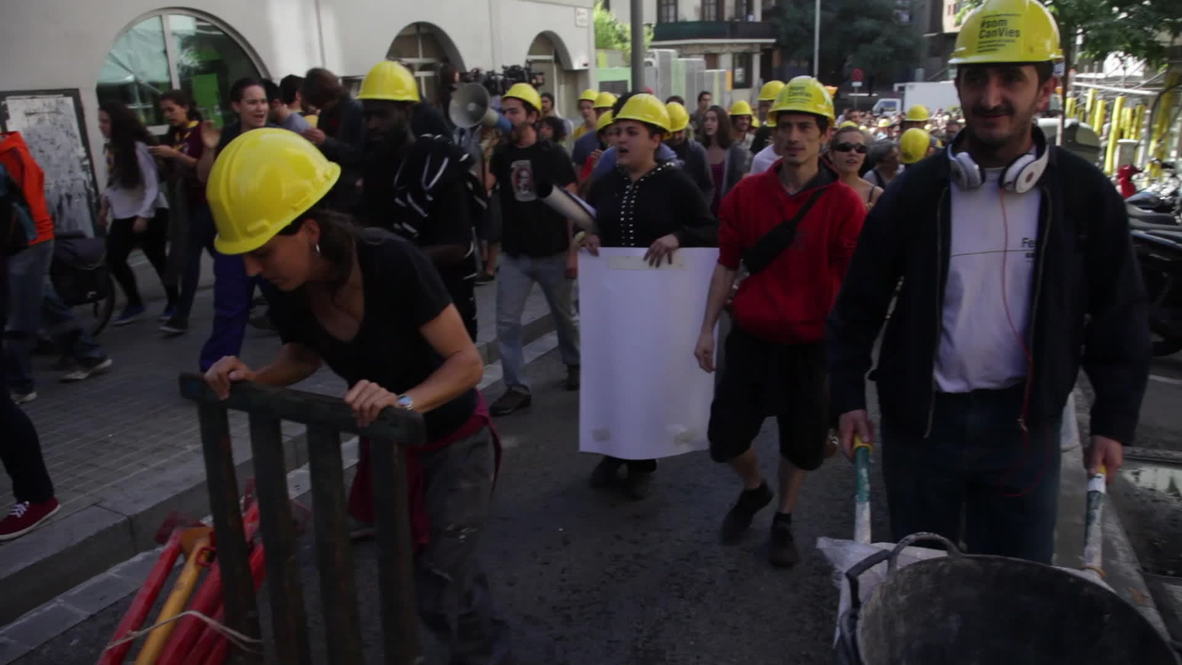Spain: Squatters rebuild after police smash homes