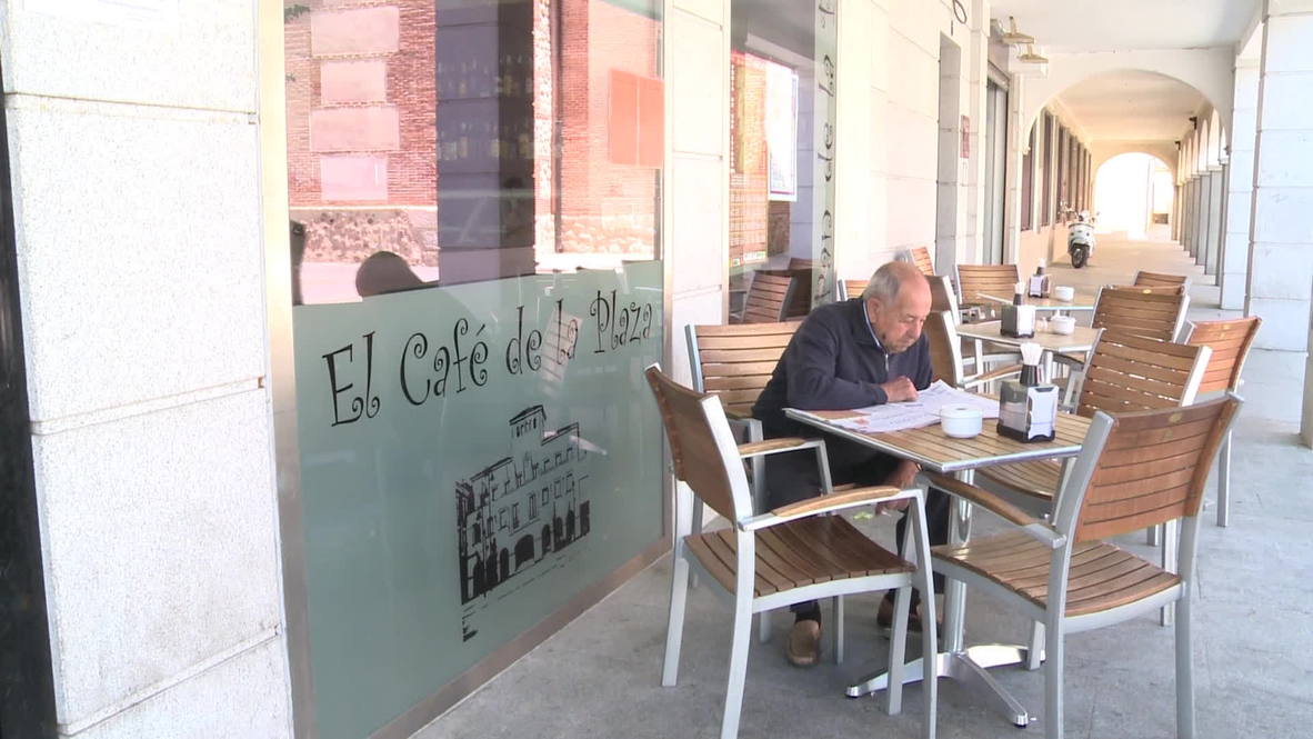 Spain: Public gathers to hear news of king's abdication