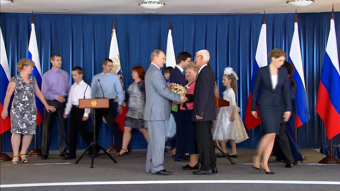 Russia: Putin visits all-Russian school chess tournament