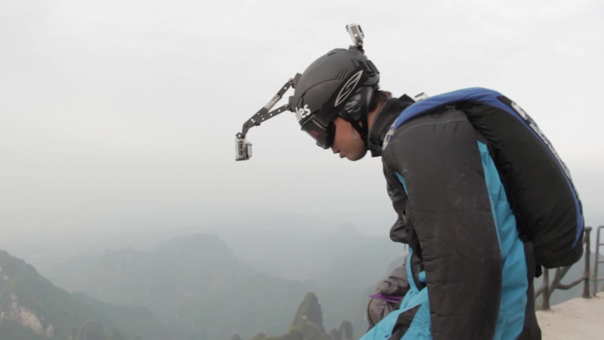 China: Russian base-jumpers dodge cable wires in China