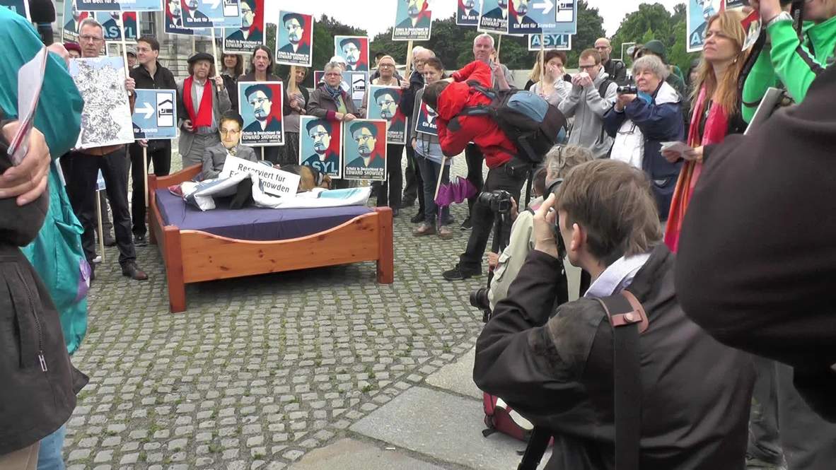 Germany: Protesters offer Snowden a place to crash