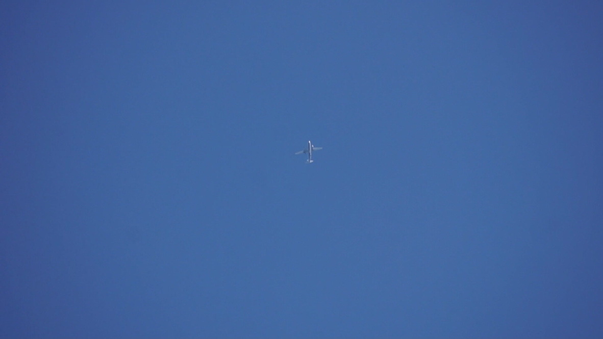 Ukraine: Watch plane getting hit and carry on flying over Slavyansk