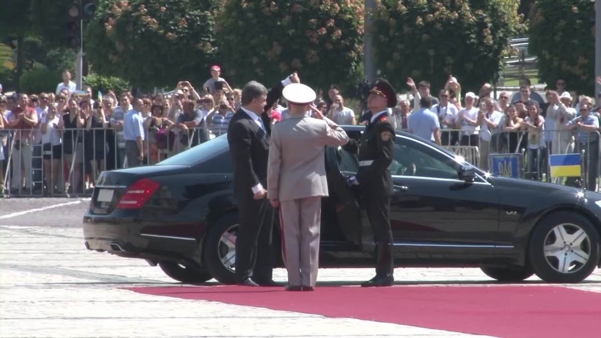 Ukraine: Army commanders celebrate Poroshenko at inauguration