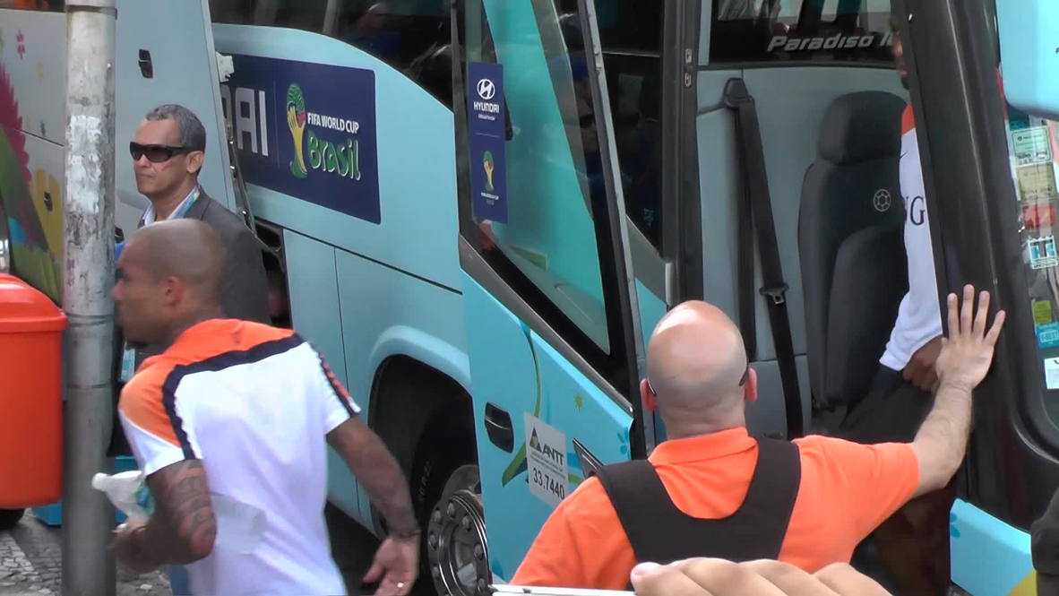 Brazil: Dutch team welcomed to Rio by fans and military
