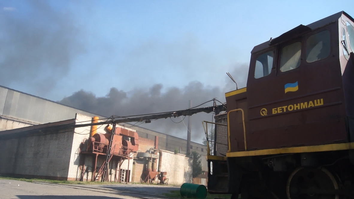 Ukraine: Slavyansk concrete factory burns after shelling