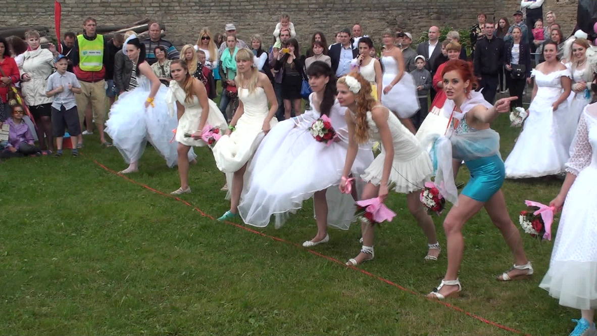 Estonia: Runaway brides go for gold in Narva running race