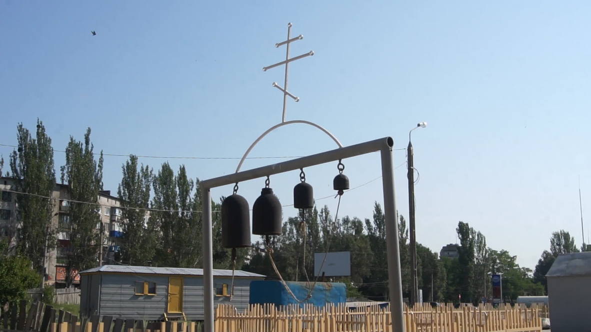 Ukraine: Slavyansk residents pray for peace as shells fall
