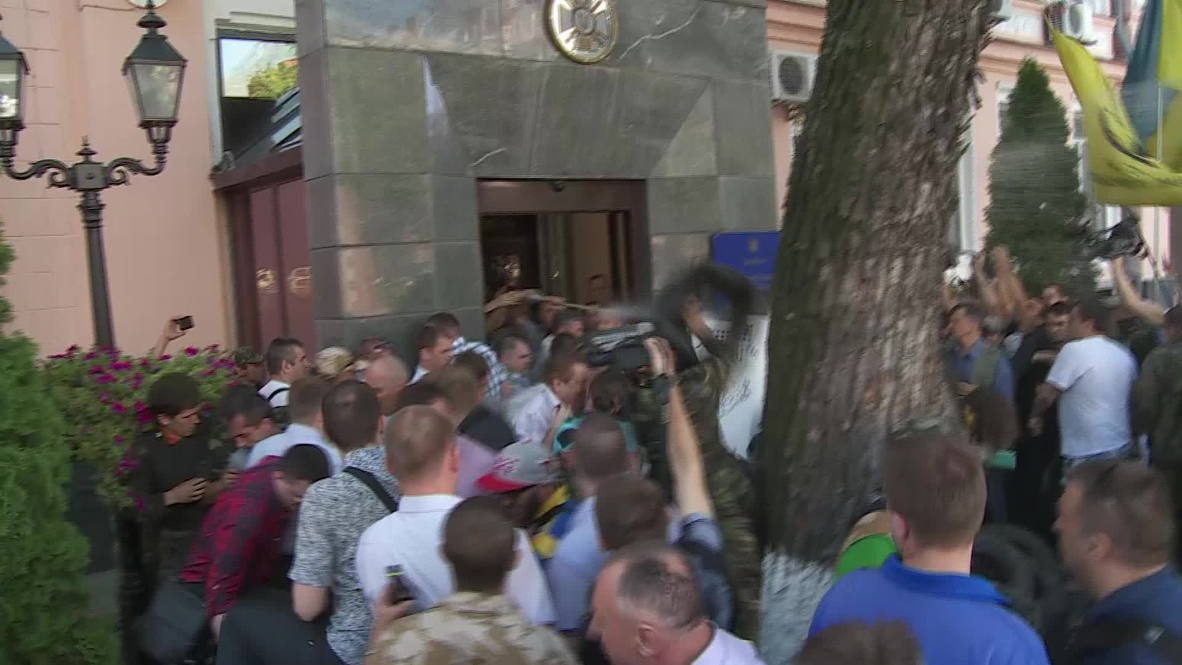 Ukraine: Maidan protesters storm State Border Service HQ in Kiev
