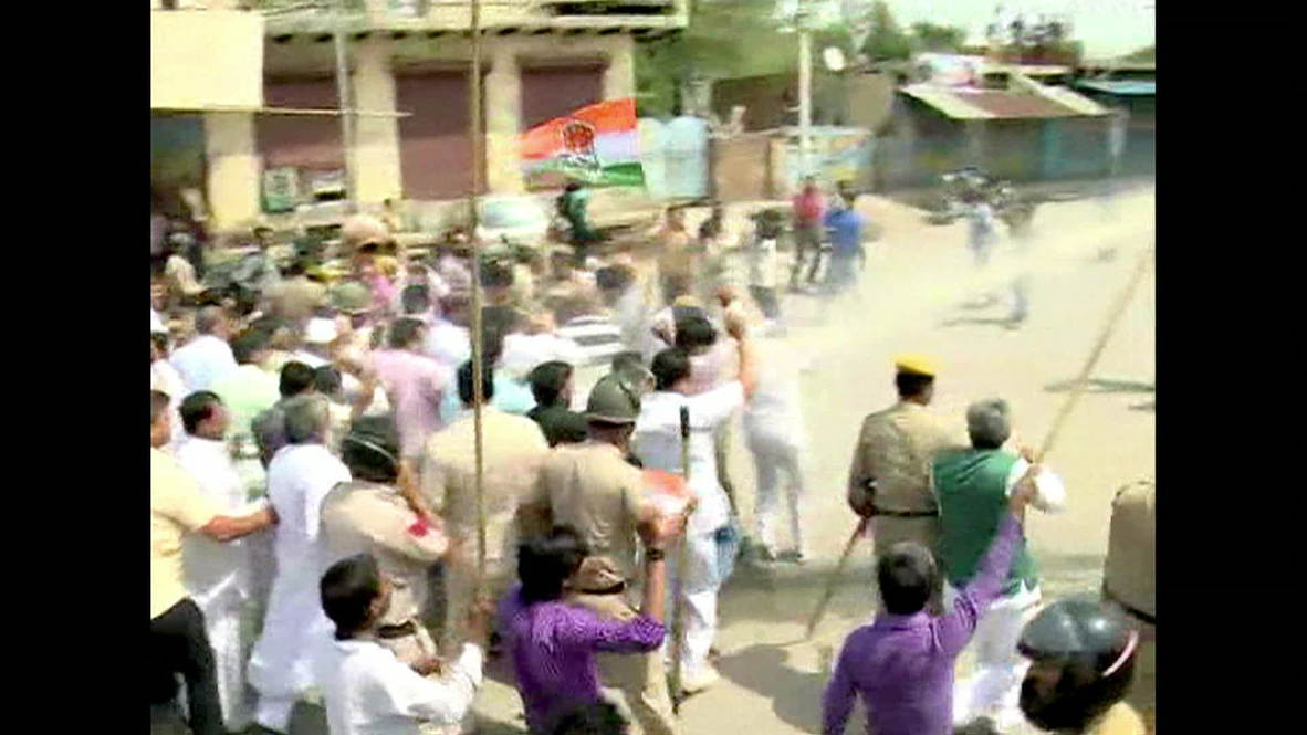India: Police unleash water cannons on Delhi protesters