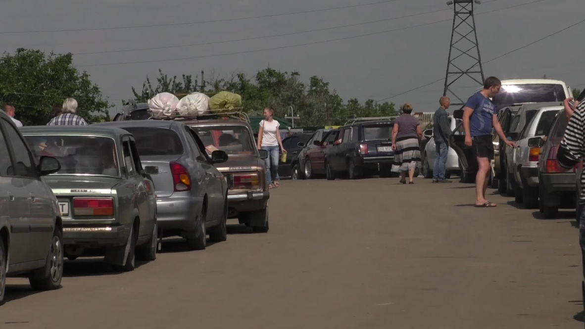 Ukraine: Queues clog border as masses flee Eastern Ukraine