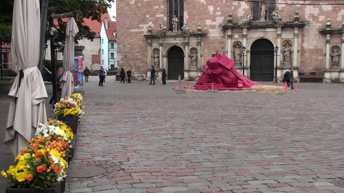 Latvia: SS soldier statue sparks controversy in Riga