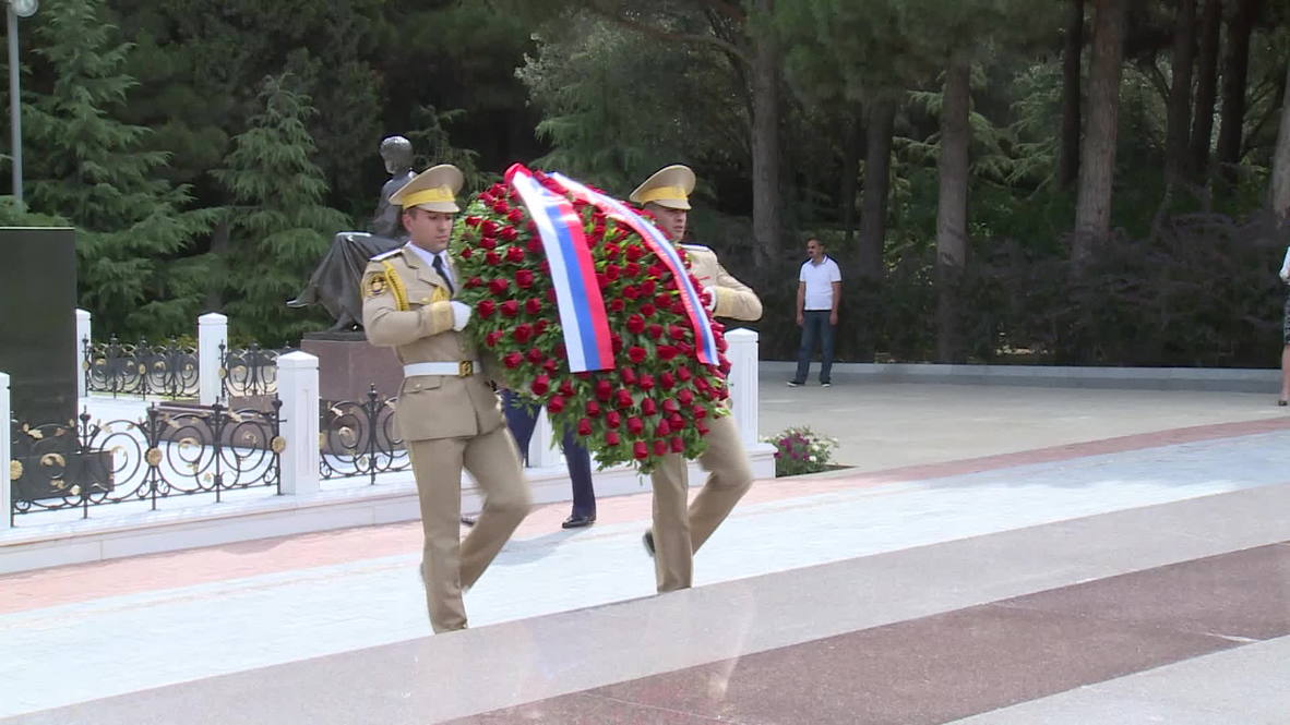 Azerbaijan: Lavrov lays flowers at Aliev's tomb