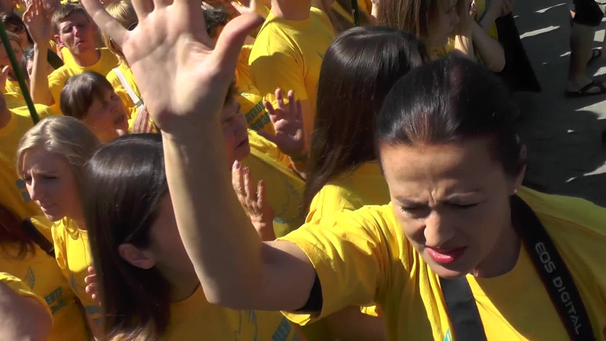 Ukraine: Thousands don national colours during mass prayer in Kiev