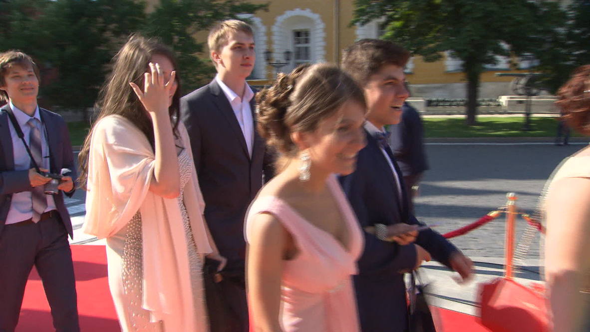 Russia: Thousands of Muscovites kiss high school good-bye