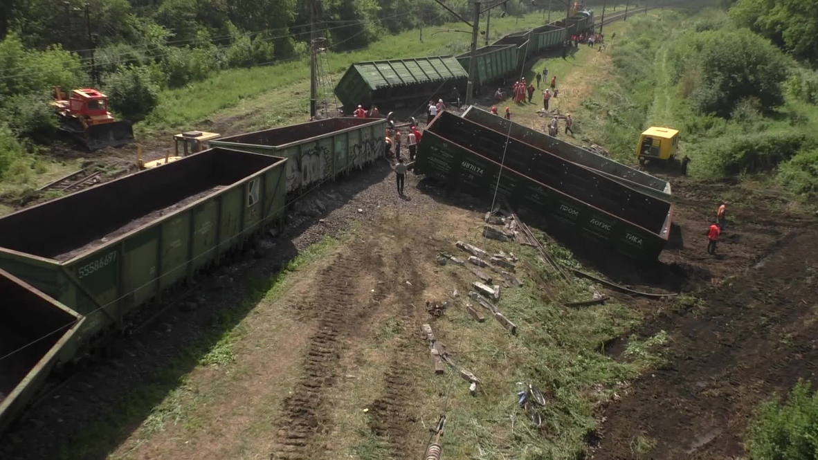 Ukraine: Rail workers clean up after attack on train