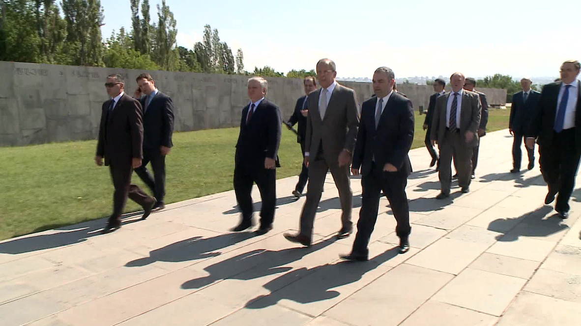 Armenia: Lavrov pays respect to Armenian victims of 1915-23