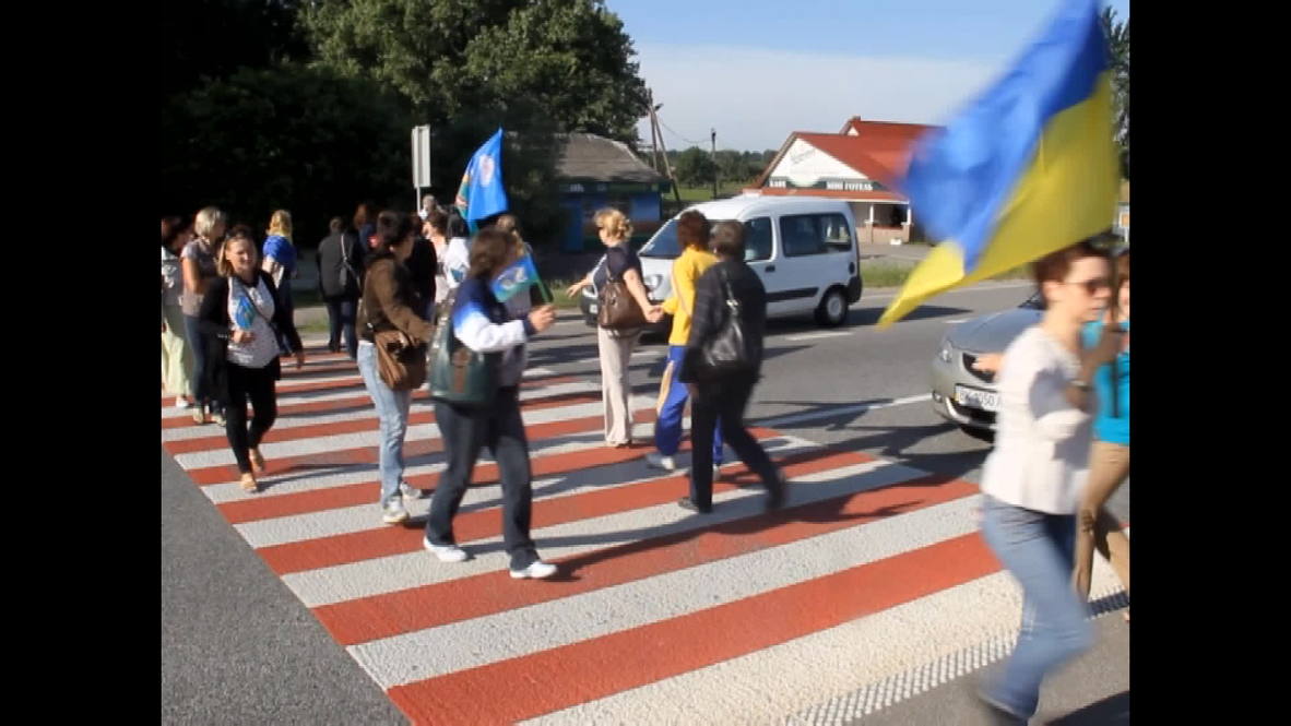 Ukraine: Women block road, beg Ukrainian army to "bring their boys back"