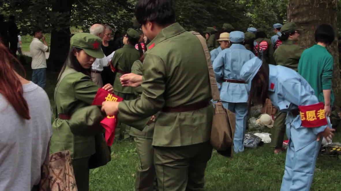 USA: Homeless New Yorkers fed by Chinese billionare with Red Guard volunteers