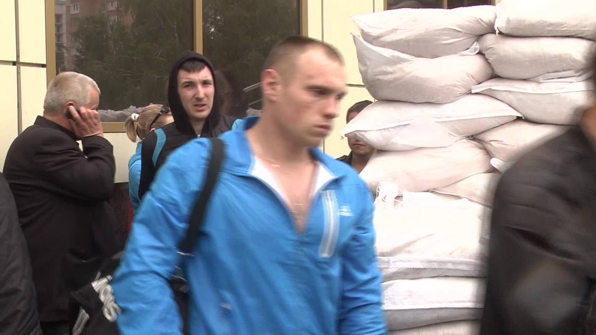 Ukraine: Anti-Kiev forces release soldiers after base capture