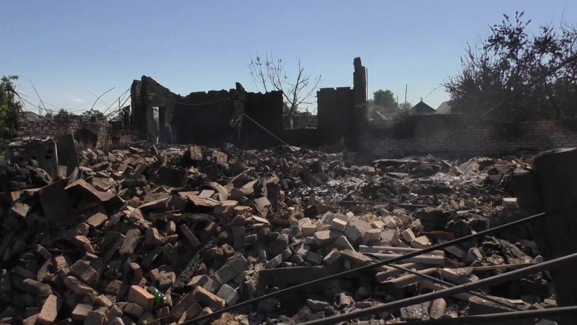 Ukraine: Kondrashovka airstrike survivors pick through the ruins