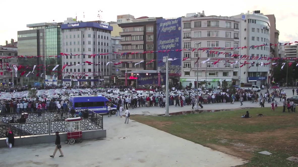 Turkey: Hundreds converge on Taksim Square to break fast