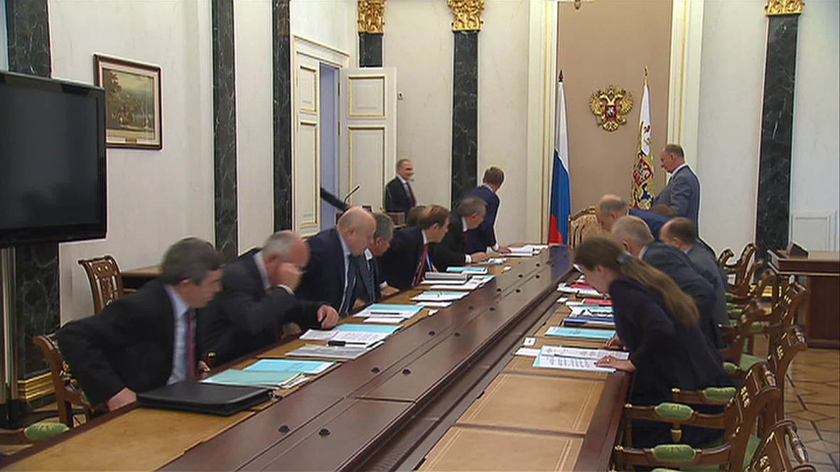 Russia: Putin urges "progressive development" in arms industry