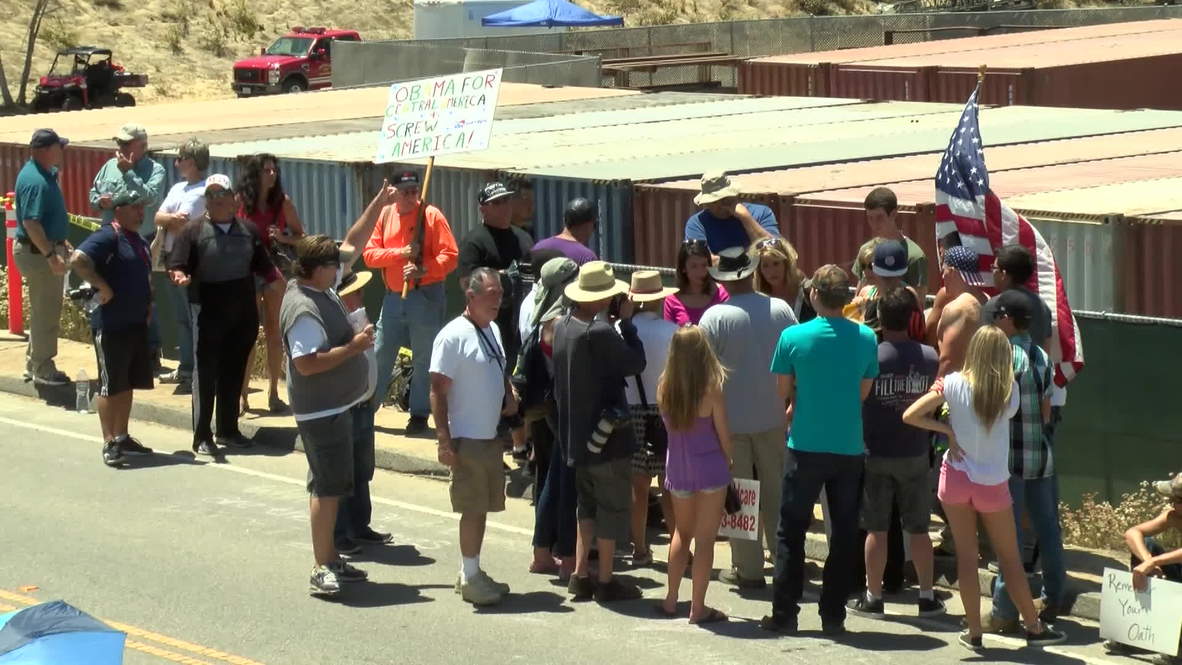 USA: Murrieta protesters settle in for long fight with federal border patrol