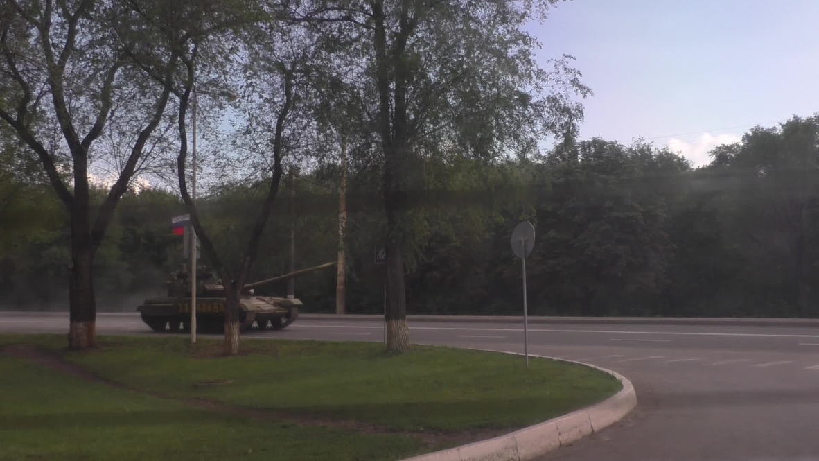 Ukraine: Rocket launcher equipped Lugansk People's Republic forces close to Kiev-controlled airport