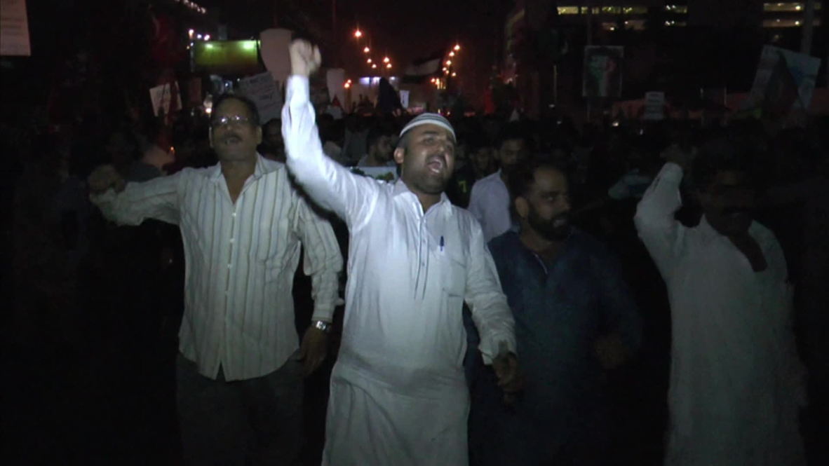 Pakistan: Protesters say "Gaza over football"