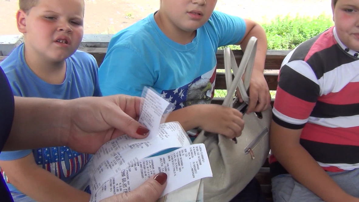 Ukraine: Families board trains to flee Donetsk