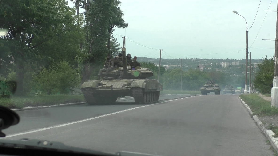 Ukraine: Anti-Kiev tanks roll through Donetsk