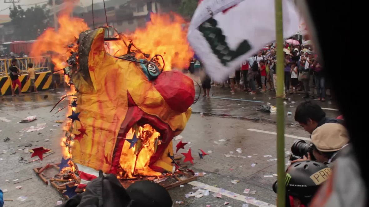 Philippines: Protesters burn Benigno Aquino III effigy, get hit by water cannons
