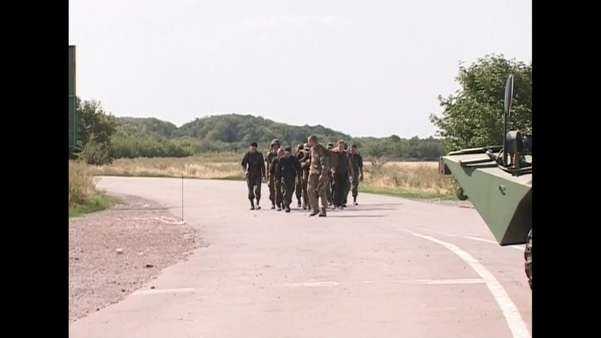 Russia: Ukrainian military defectors cross border at Gukovo checkpoint - POOL